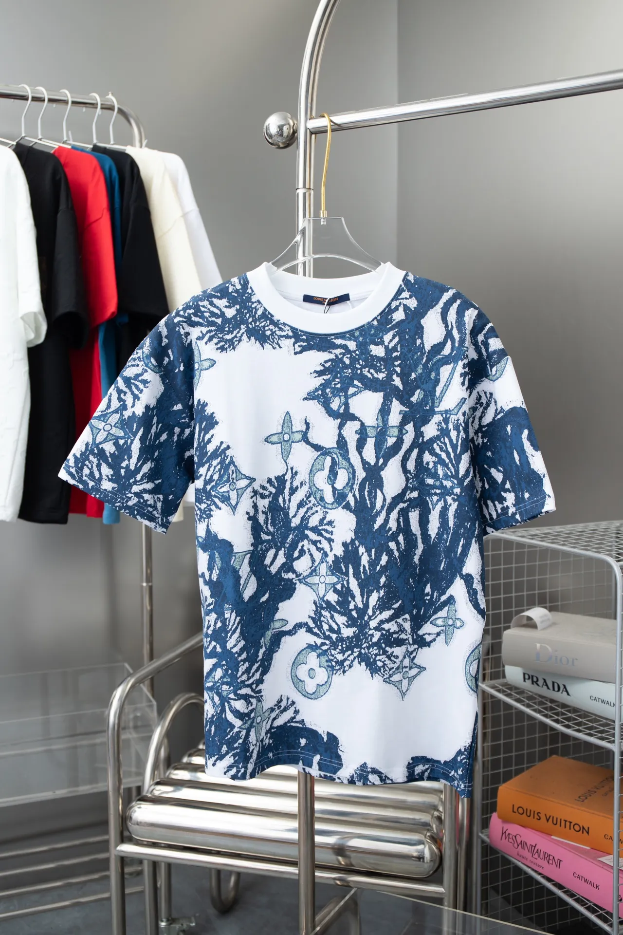 🅿️180 LV 2025ss Spring and Summer New Short Sleeve This fresh cotton T-shirt features a delicate jacquard knitted pattern that is eye-catching. It features the collection's Monogram Aquagarden display of coral and seaweed, whose aqua hue is reminiscent of a refreshing swim. This piece is eye-catching paired with white separates for a summery feel. Monogram Aquagarden jacquard all over, LV label on reverse. S M L XL